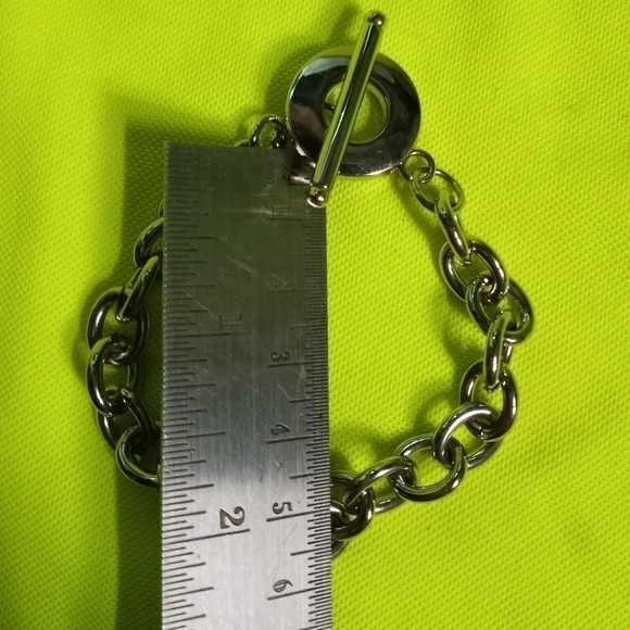 Silvertone chain link toggle bracelet - Picture 2 of 2
